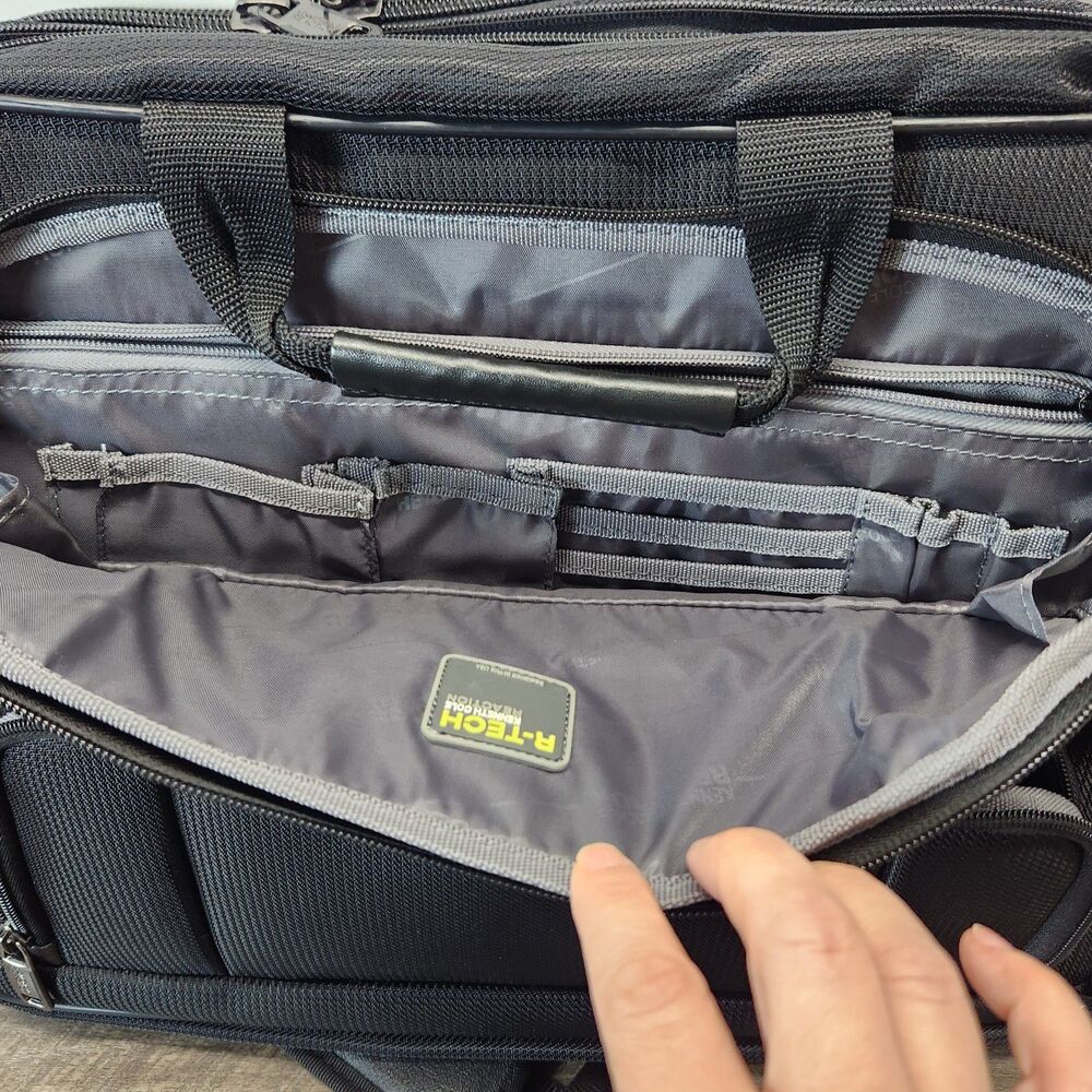 Kenneth Cole Reaction EZ-Scan 17" R-Tech Laptop Messenger Bag Black - Picture 4 of 12